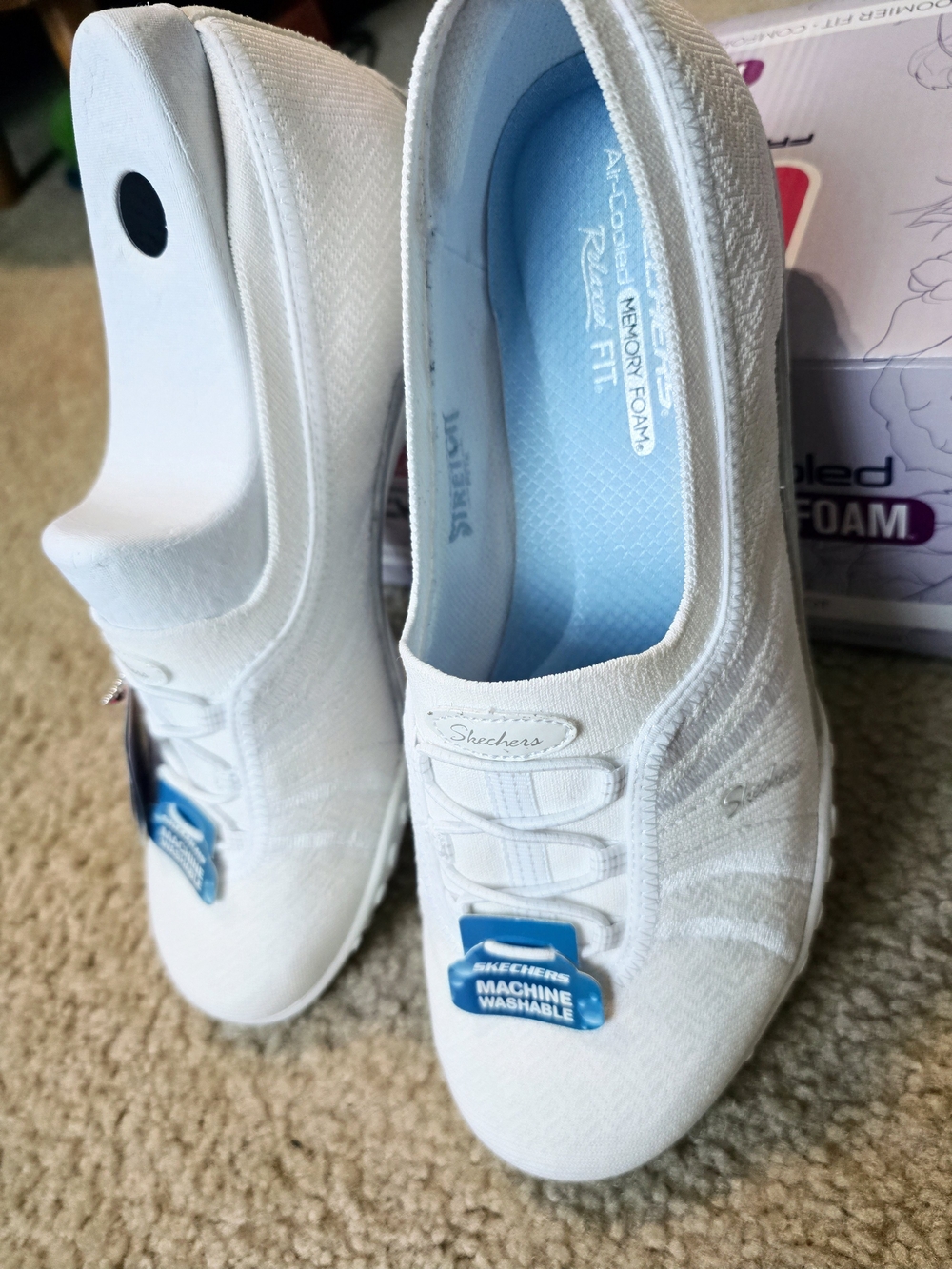 Skechers Women’s White Slip-On Knit Sneakers Breathe Easy Simple Pleasure